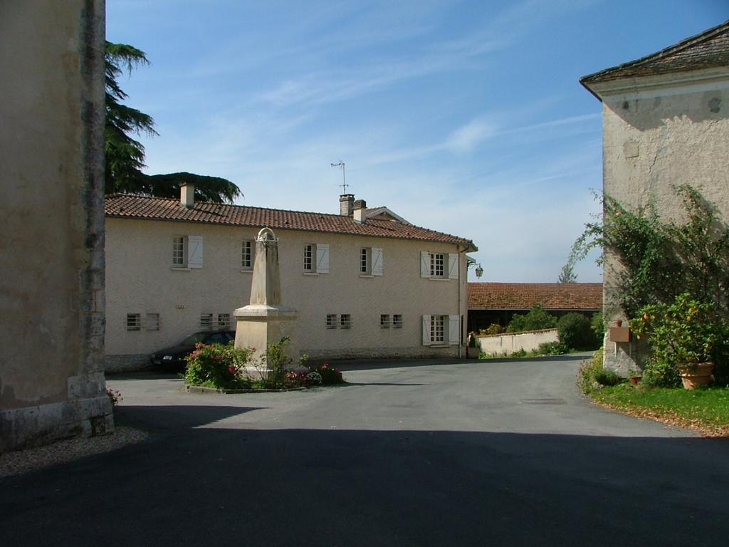 Le Petit Lavoir Saint-Paul-Lizonne Esterno foto