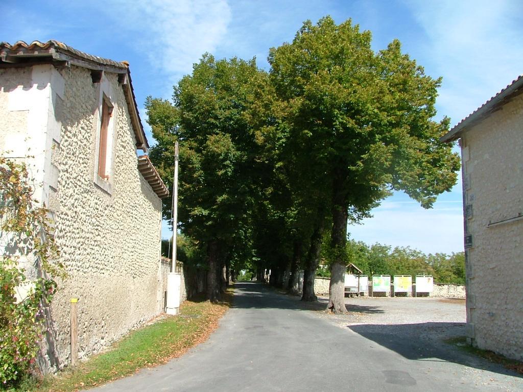 Le Petit Lavoir Saint-Paul-Lizonne Esterno foto